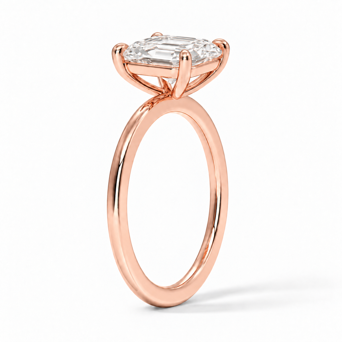 Seitenansicht: Asscher Verlobungsring aus Roségold mit Labordiamant und Galerieschiene