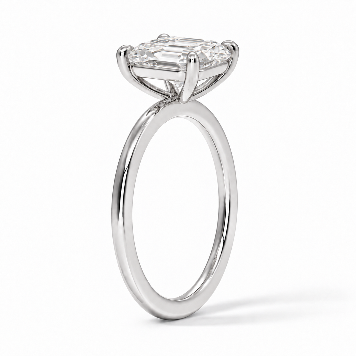 Seitenansicht: Asscher Verlobungsring aus Weißgold mit Labordiamant und Galerieschiene