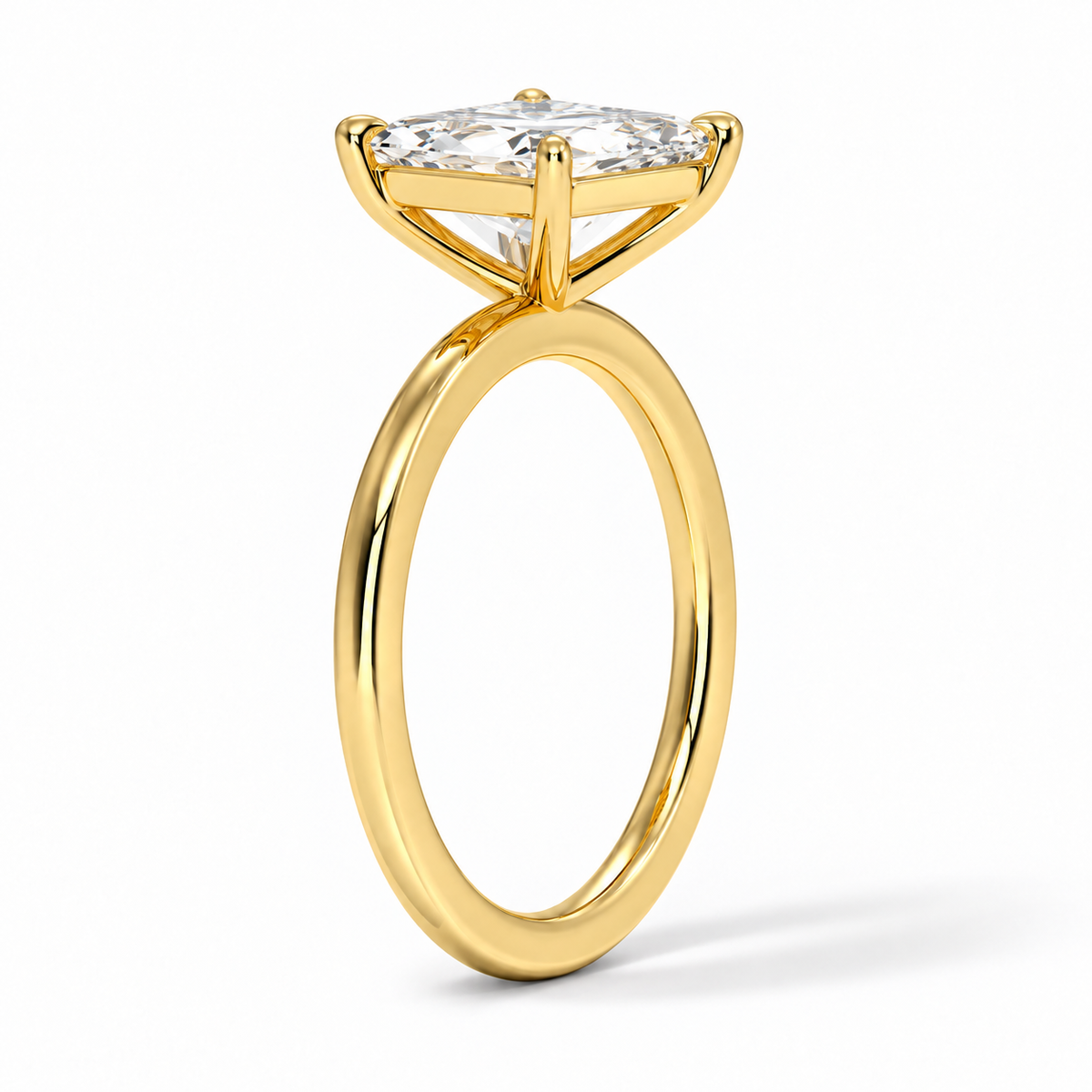 Seitenansicht: Princess-Cut Verlobungsring aus Gelbgold mit Labordiamant und Galerieschiene