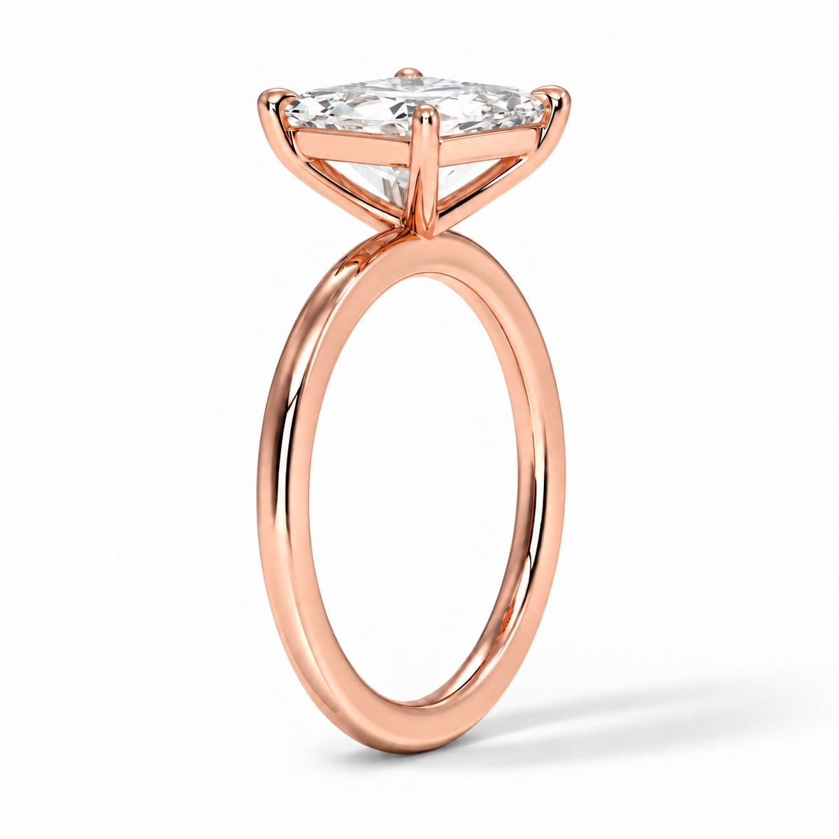 Seitenansicht: Princess-Cut Verlobungsring aus Roségold mit Labordiamant und Galerieschiene