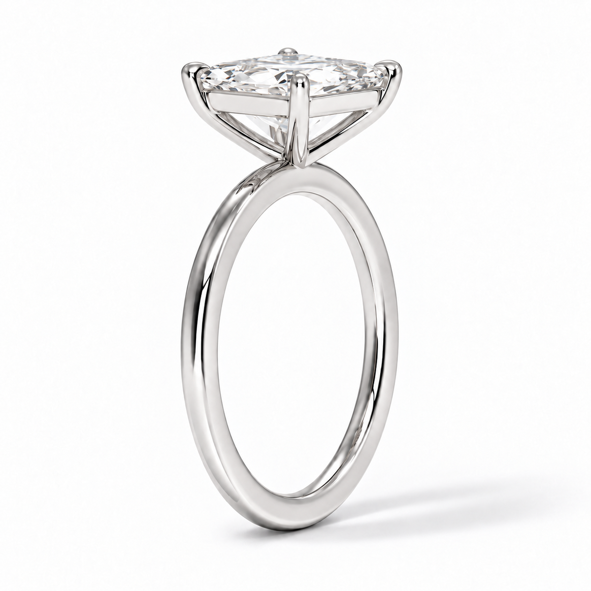 Seitenansicht: Princess-Cut Verlobungsring aus Weißgold mit Labordiamant und Galerieschiene