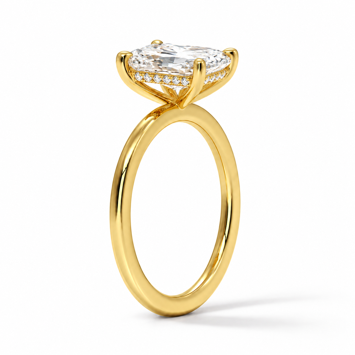 Seitenansicht: Radiant Verlobungsring aus Gelbgold mit Labordiamant und Hidden Halo und Galerieschiene