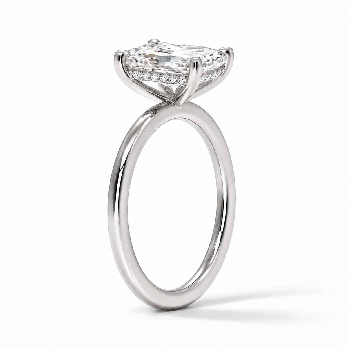 Seitenansicht: Radiant Verlobungsring aus Weißgold mit Labordiamant und Hidden Halo und Galerieschiene
