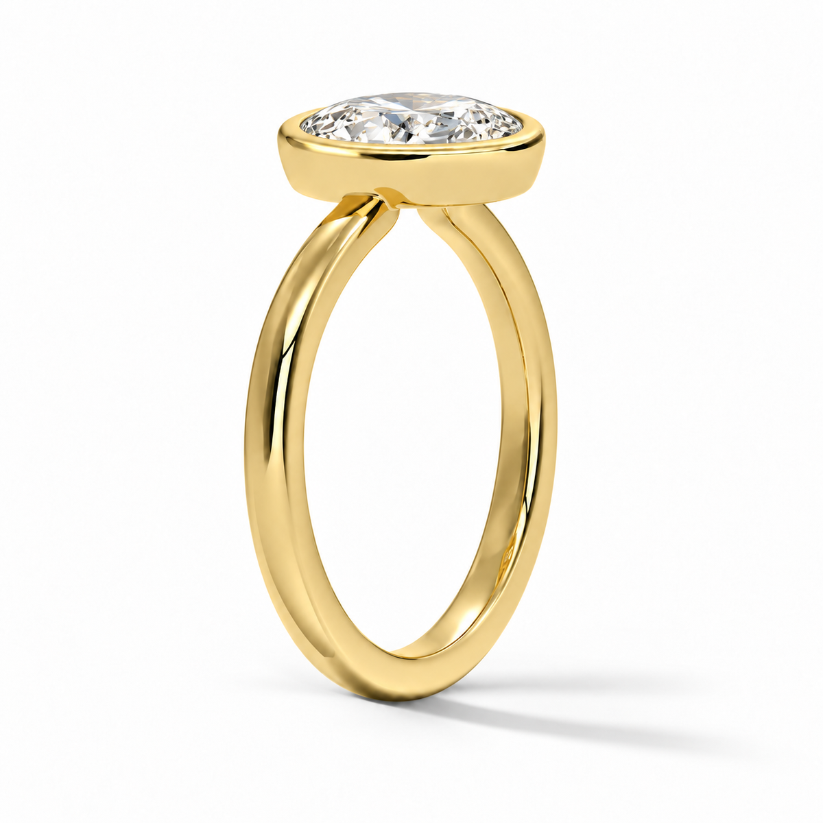 Seitenansicht: Runder Bezel-Verlobungsring aus Gelbgold mit Labordiamant