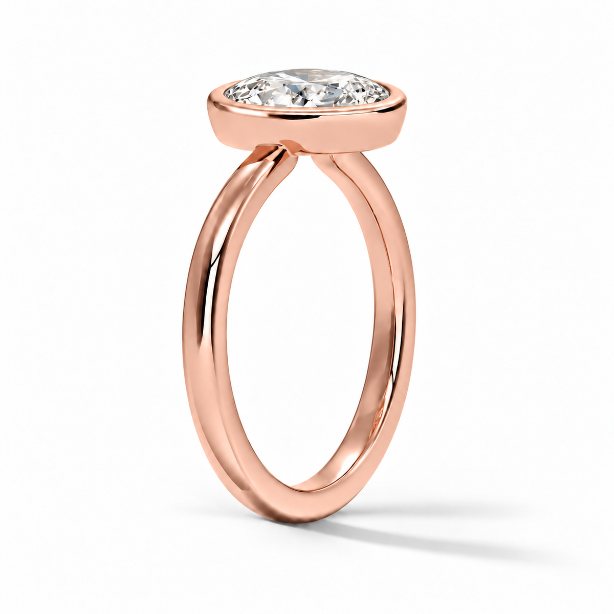 Seitenansicht: Runder Bezel-Verlobungsring aus Roségold mit Labordiamant
