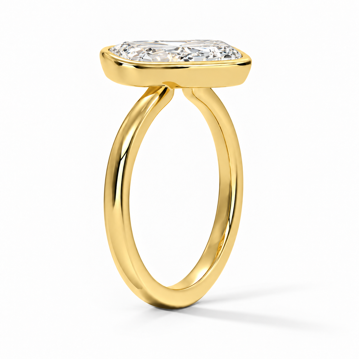 Seitenansicht: Radiant Bezel-Verlobungsring aus Gelbgold mit Labordiamant