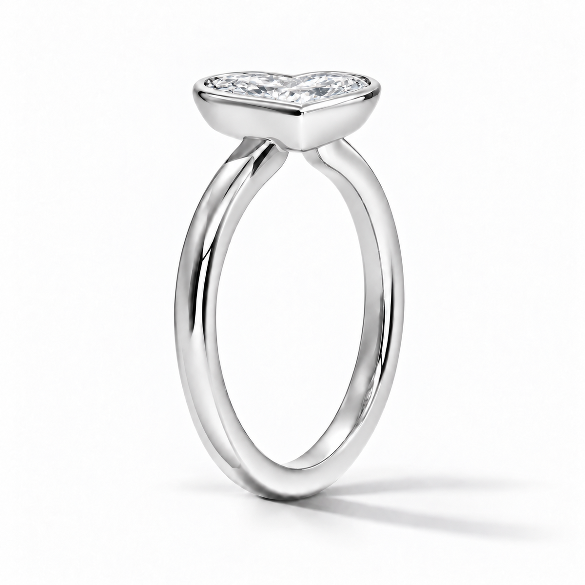 Seitenansicht: Herz Bezel-Verlobungsring aus Weißgold mit Labordiamant