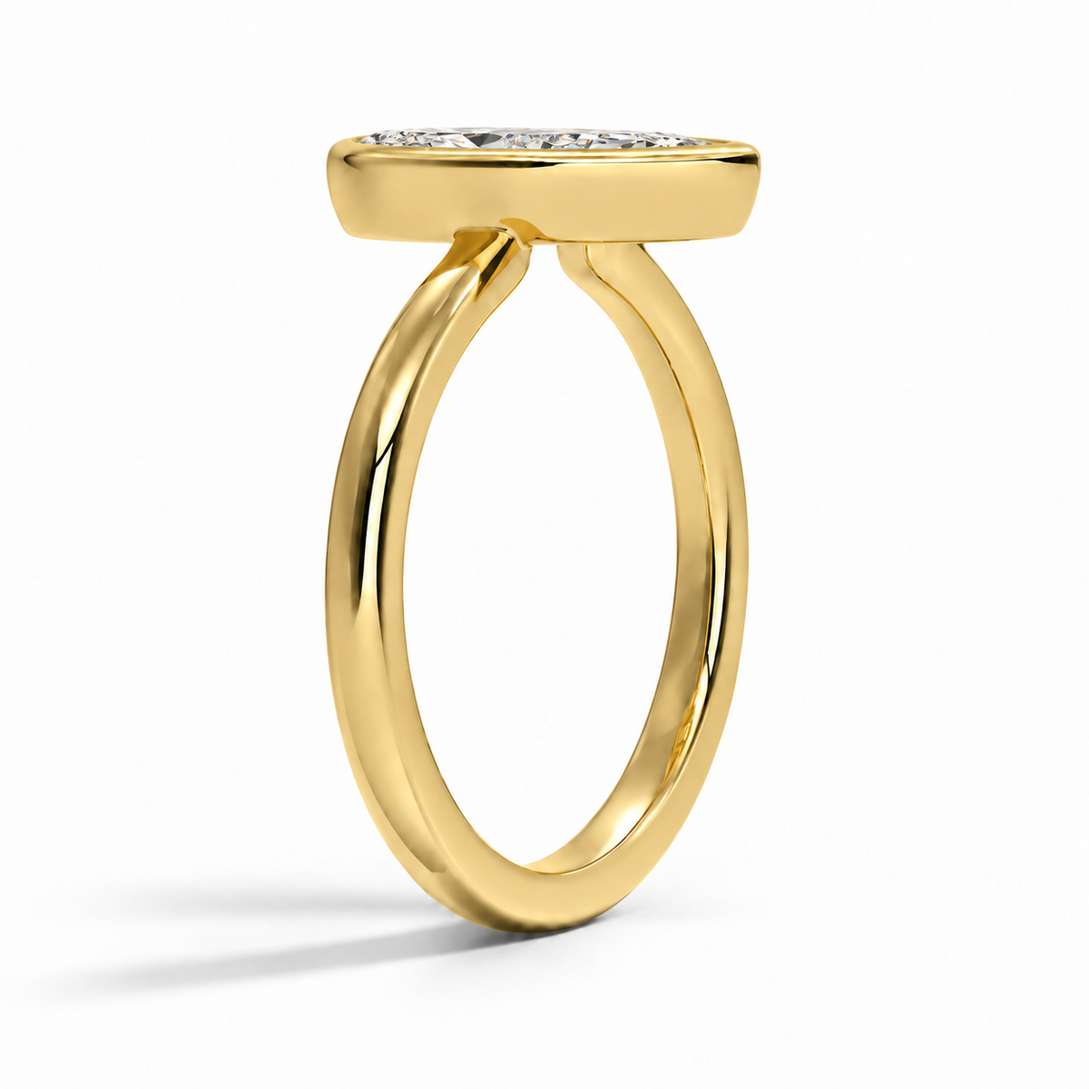 Seitenansicht: Tropfen Bezel-Verlobungsring aus Gelbgold mit Labordiamant