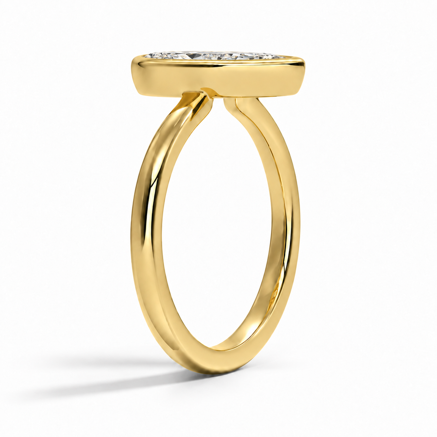 Seitenansicht: Tropfen Bezel-Verlobungsring aus Gelbgold mit Labordiamant