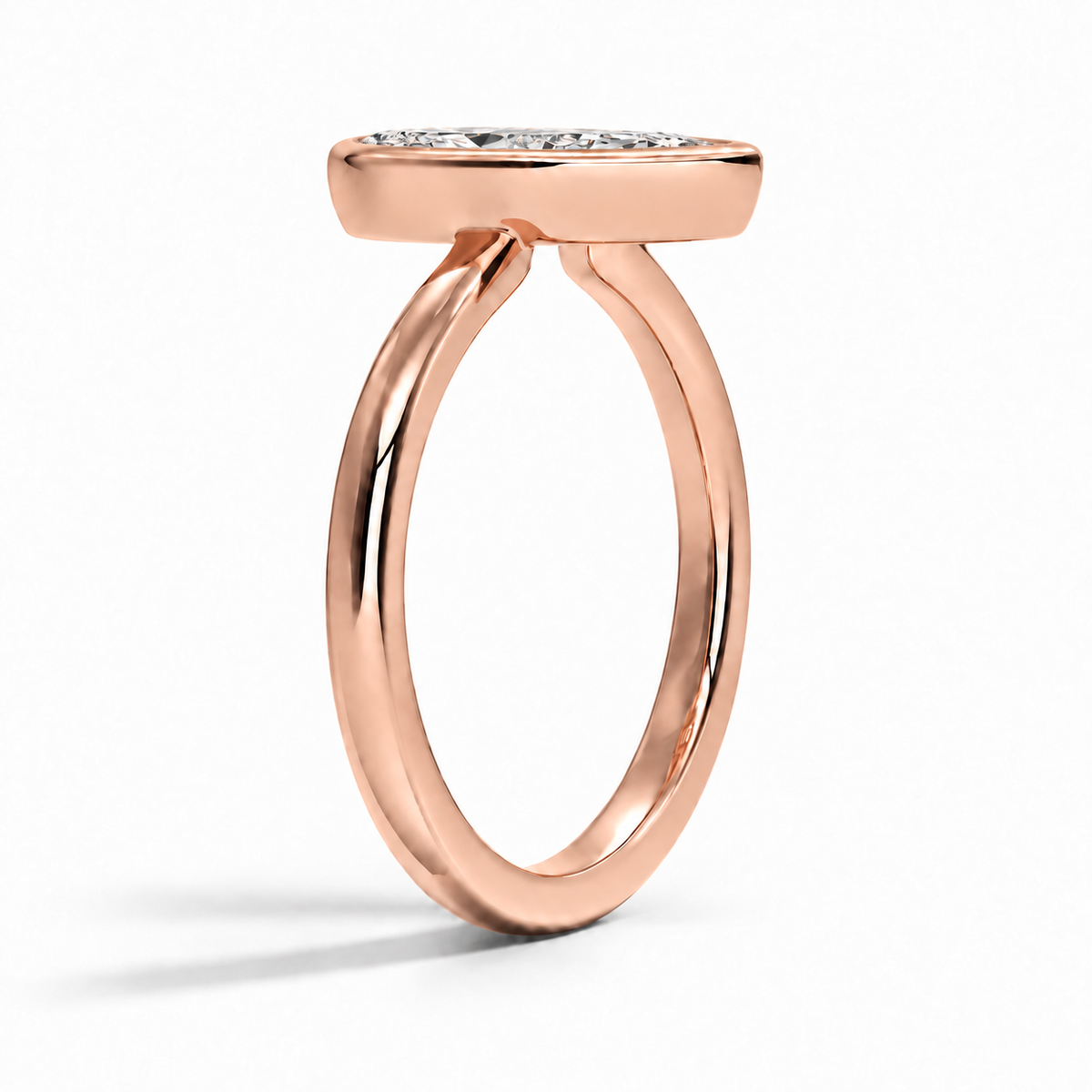 Seitenansicht: Tropfen Bezel-Verlobungsring aus Roségold mit Labordiamant