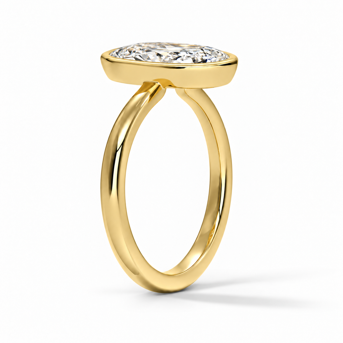 Seitenansicht: Cushion Bezel-Verlobungsring aus Gelbgold mit Labordiamant