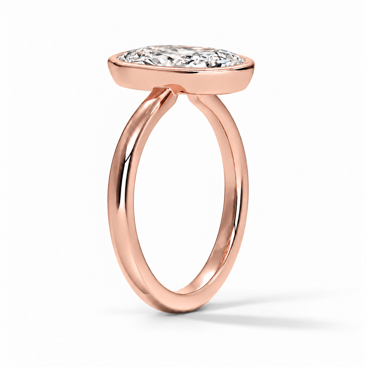 Seitenansicht: Cushion Bezel-Verlobungsring aus Roségold mit Labordiamant