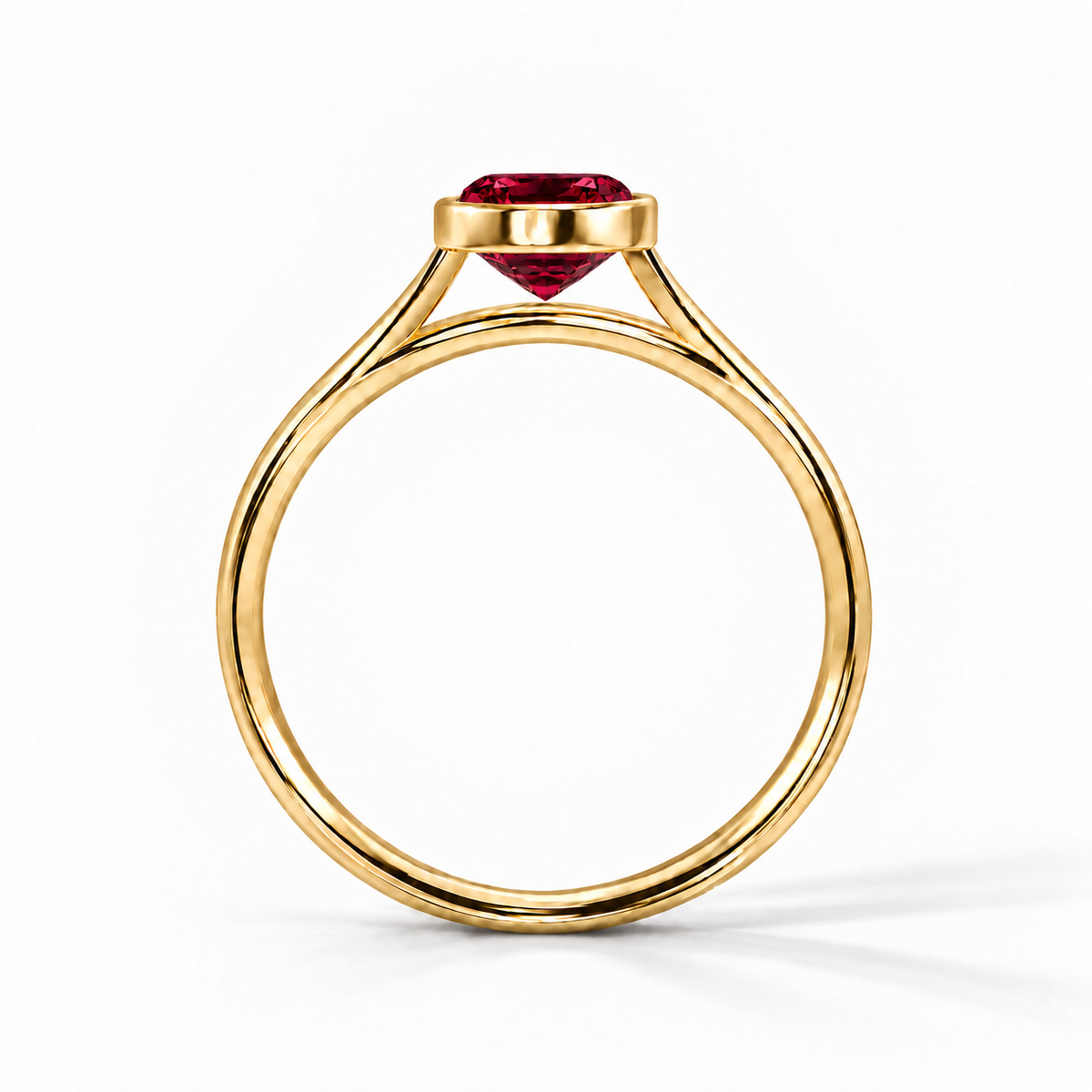 Gia Verlobungsring mit rotem Laborrubin im Emerald-Schliff und Bezel-Fassung in Gelbgold – Profilansicht auf weißem Hintergrund