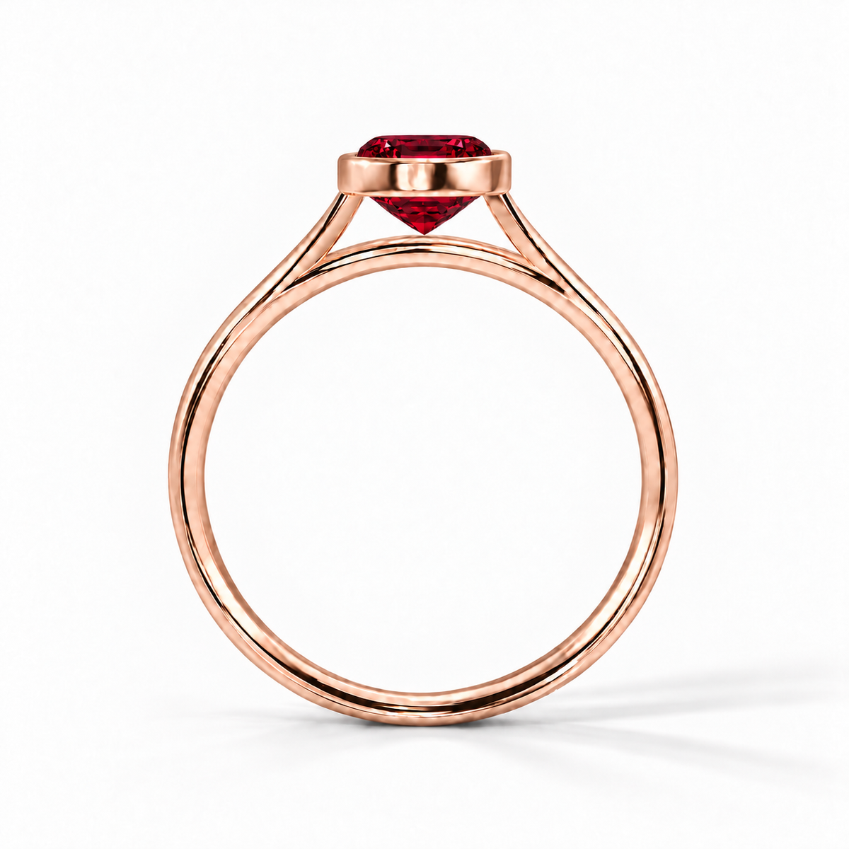 Gia Verlobungsring mit rotem Laborrubin im Emerald-Schliff und Bezel-Fassung in Roségold – Profilansicht auf weißem Hintergrund