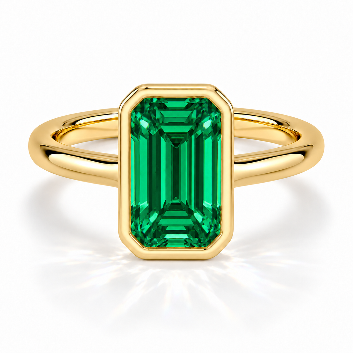 Gia Verlobungsring mit grünem Laborsmaragd im Emerald-Schliff und Bezel-Fassung in Gelbgold – Frontalansicht auf weißem Hintergrund