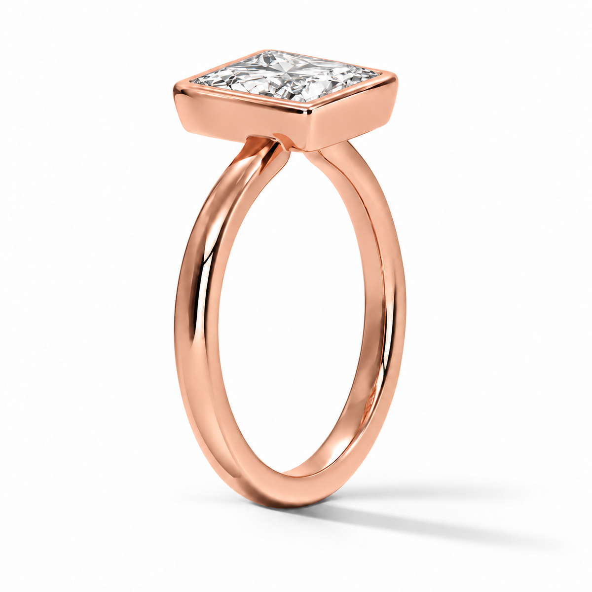 Seitenansicht: Princess-Cut Bezel-Verlobungsring aus Roségold mit Labordiamant