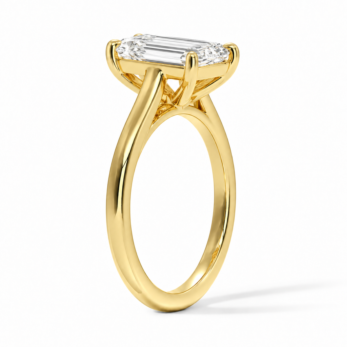Seitenansicht: Emerald Verlobungsring aus Gelbgold mit Labordiamant und Cathedral-Fassung