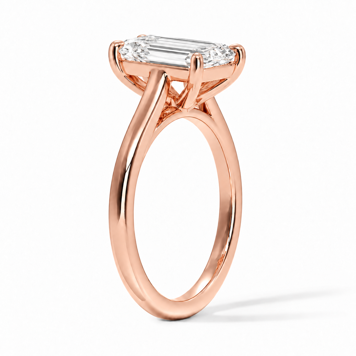 Seitenansicht: Emerald Verlobungsring aus Roségold mit Labordiamant und Cathedral-Fassung