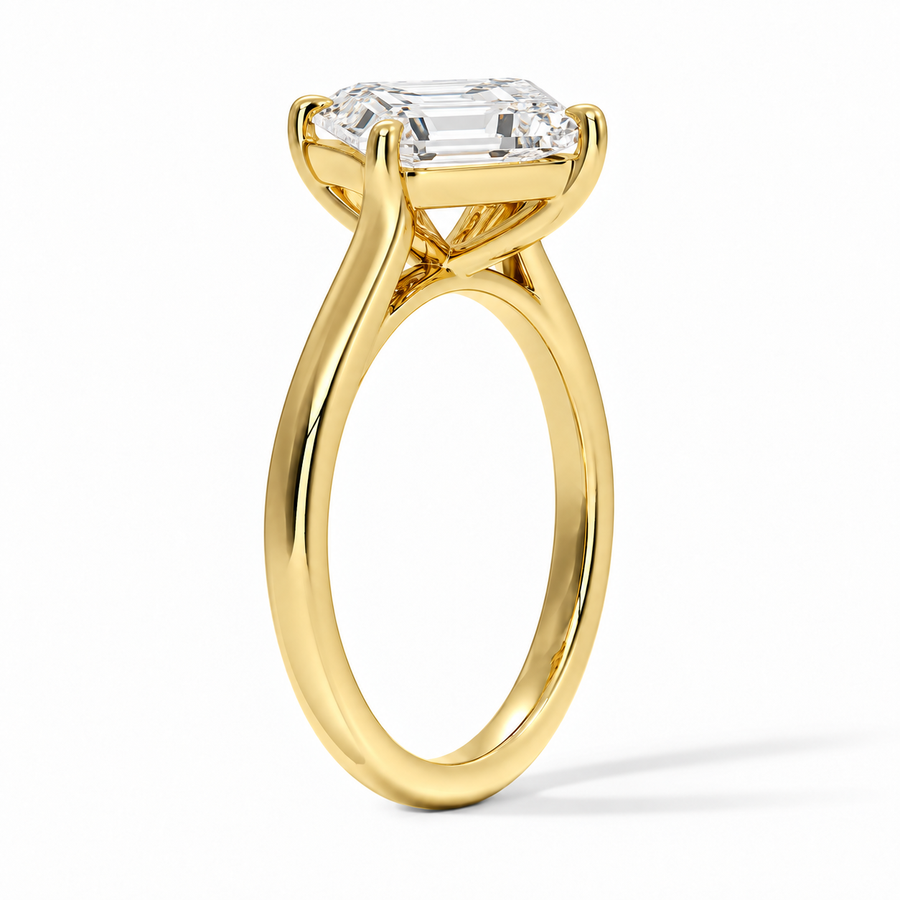 Seitenansicht: Asscher Verlobungsring aus Gelbgold mit Labordiamant und Cathedral-Fassung
