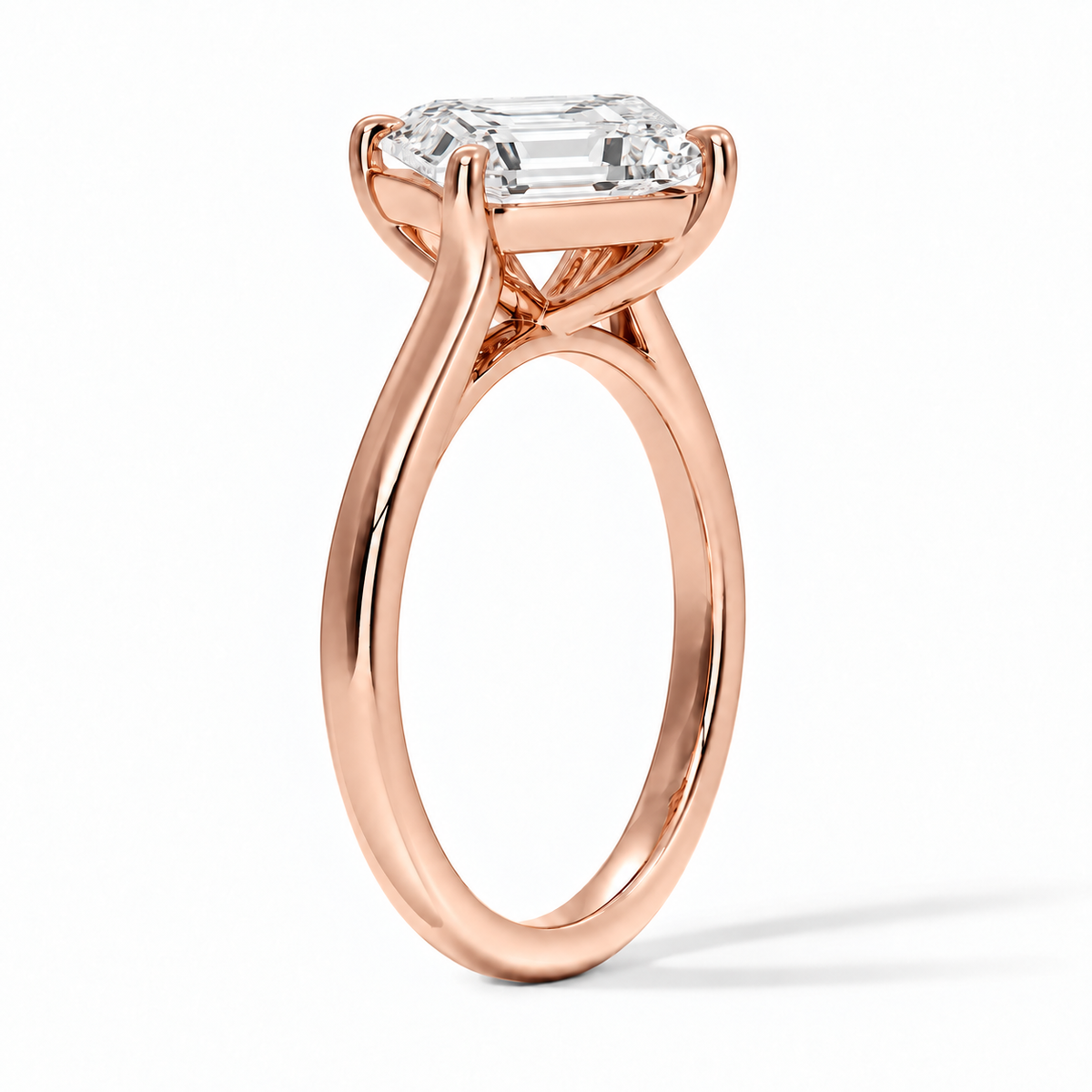 Seitenansicht: Asscher Verlobungsring aus Roségold mit Labordiamant und Cathedral-Fassung