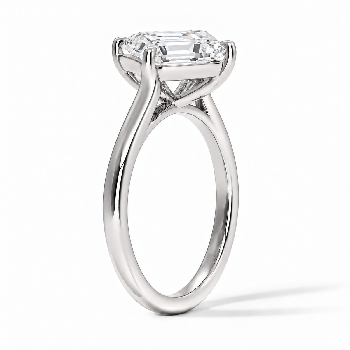 Seitenansicht: Asscher Verlobungsring aus Weißgold mit Labordiamant und Cathedral-Fassung