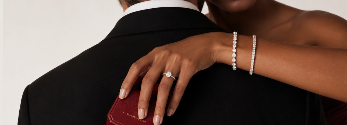 Frau mit Diamantring und Tennisarmbändern