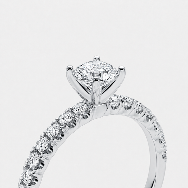 Seitenansicht eines Diamantrings mit Krappenfassung und Pavé-Ringschiene