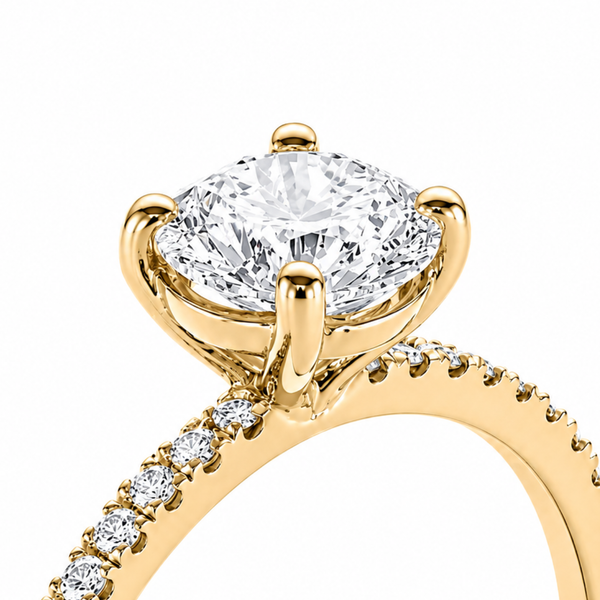 Krappenfassung eines runden Diamanten an einem Pavé-Ring aus Gelbgold