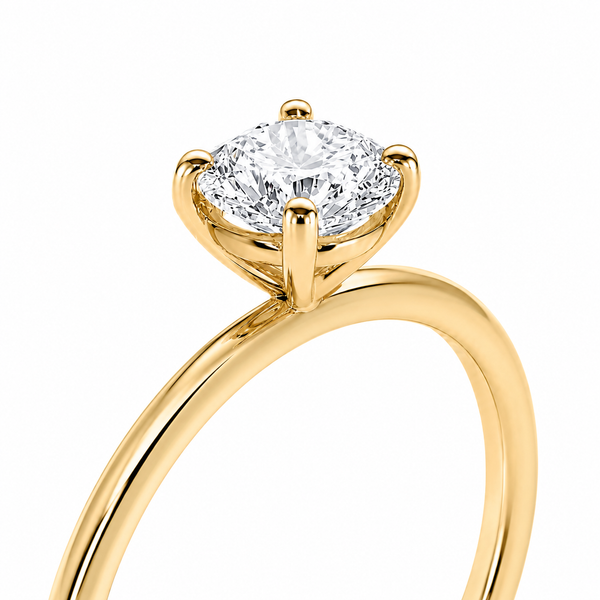 Diamantring aus Gelbgold mit Galerieschiene unter der Krappenfassung