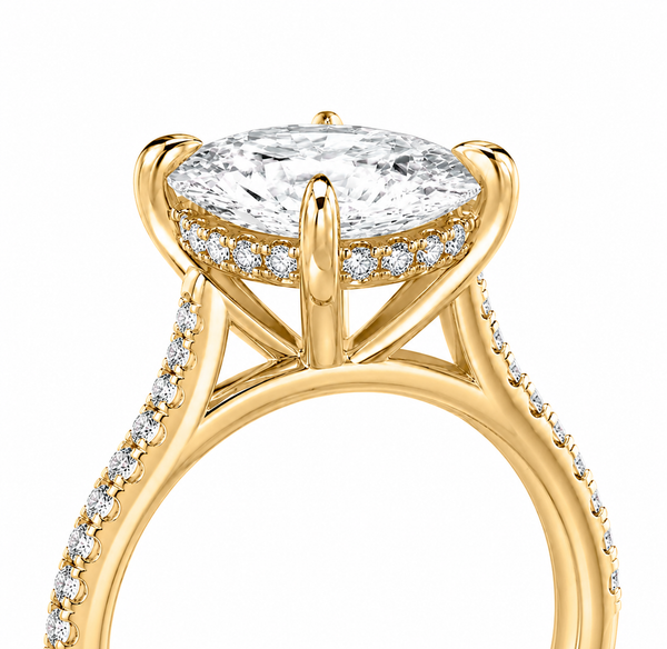 Seitenansicht eines Diamantrings aus Gelbgold mit Cathedral-Fassung