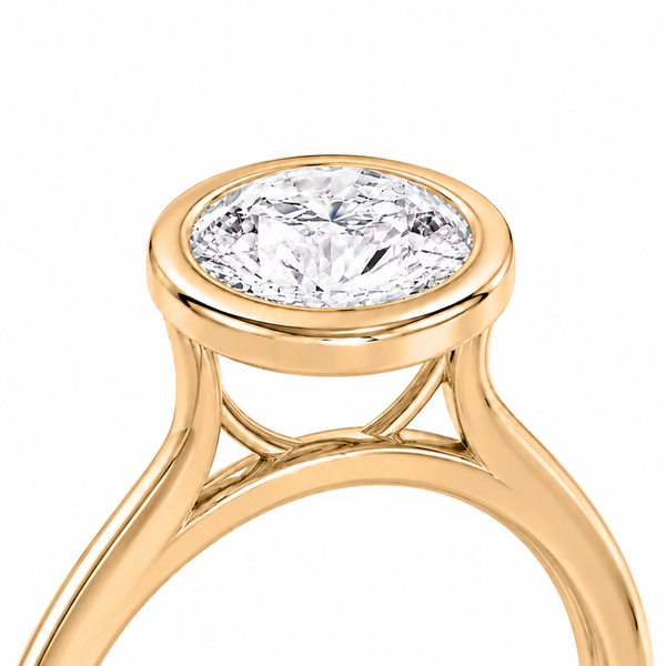 Diamantring aus Gelbgold mit Bezel-Fassung in Seitenansicht