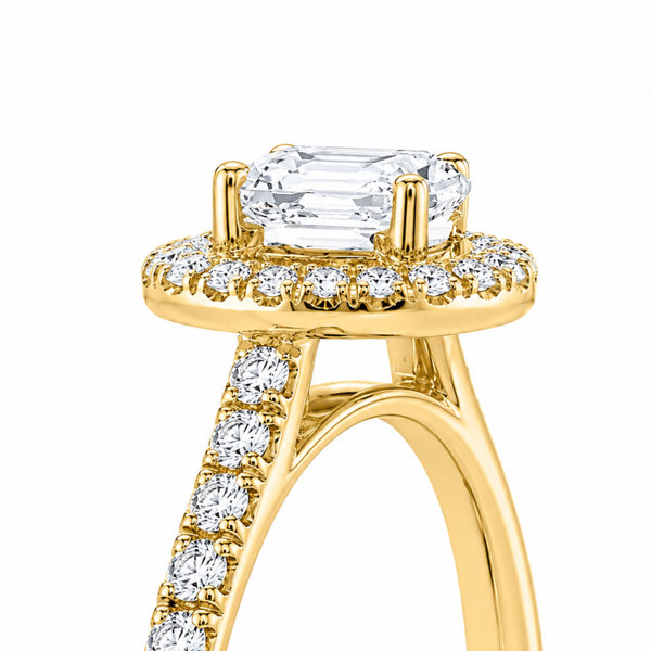 Emerald-Diamant mit Halo und Pavé-Ringschiene aus Gelbgold