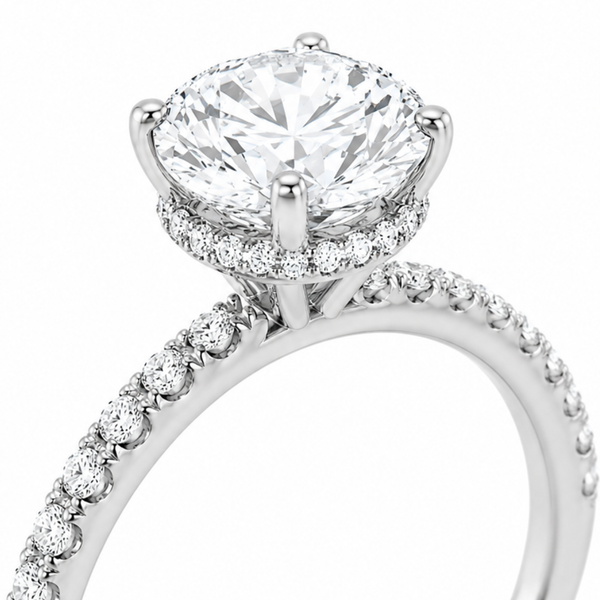 Diamantring mit Hidden Halo und Pavé-Ringschiene in Nahaufnahme