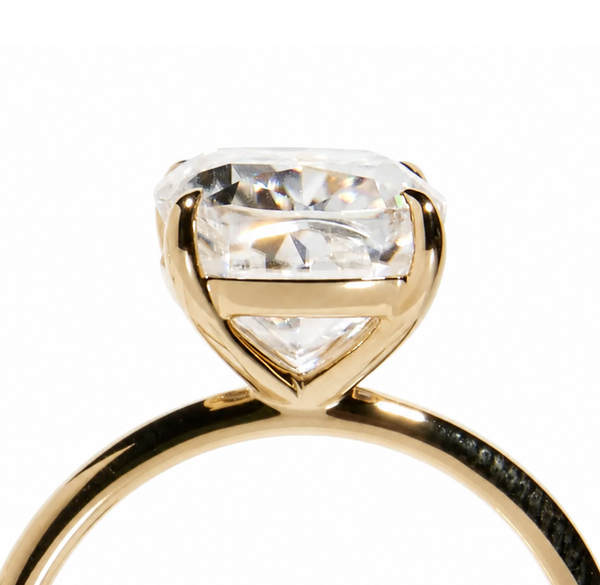 Hohe Diamantfassung an einem Ring aus Gelbgold