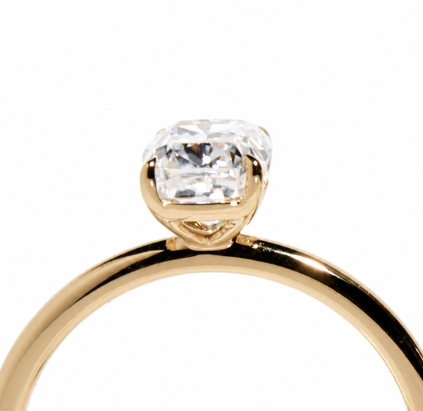 Flache Diamantfassung an einem Ring aus Gelbgold