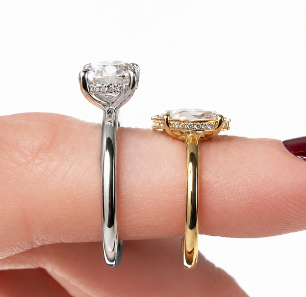 Hohe und flache Diamantfassungen an einem Finger im direkten Vergleich