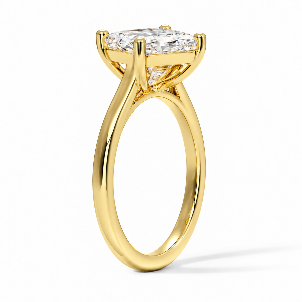 Seitenansicht: Princess-Cut Verlobungsring aus Gelbgold mit Labordiamant und Cathedral-Fassung