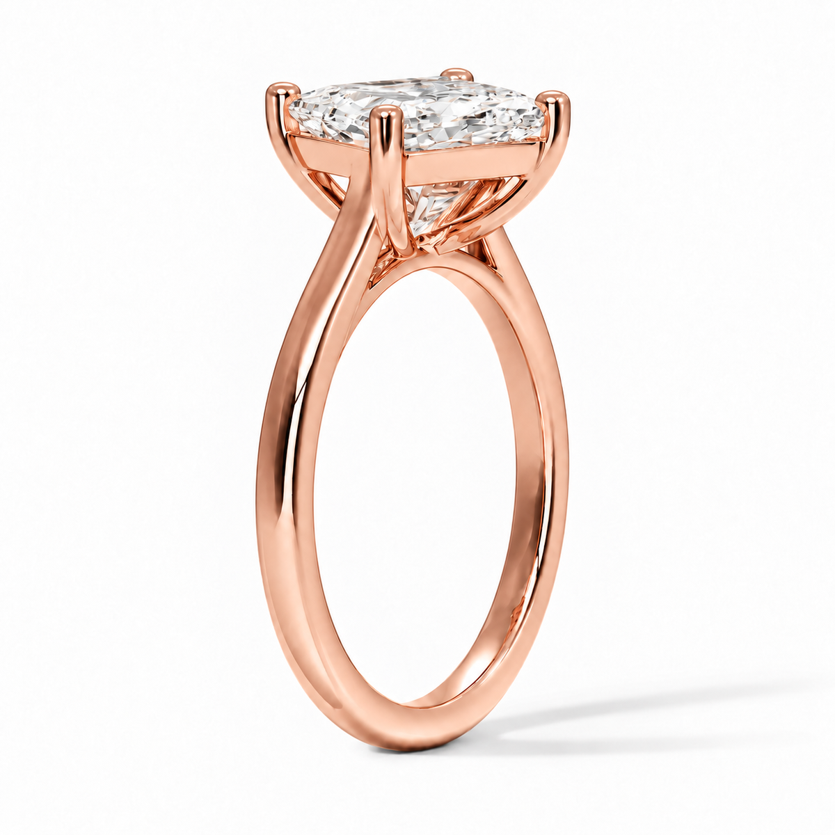Seitenansicht: Princess-Cut Verlobungsring aus Roségold mit Labordiamant und Cathedral-Fassung
