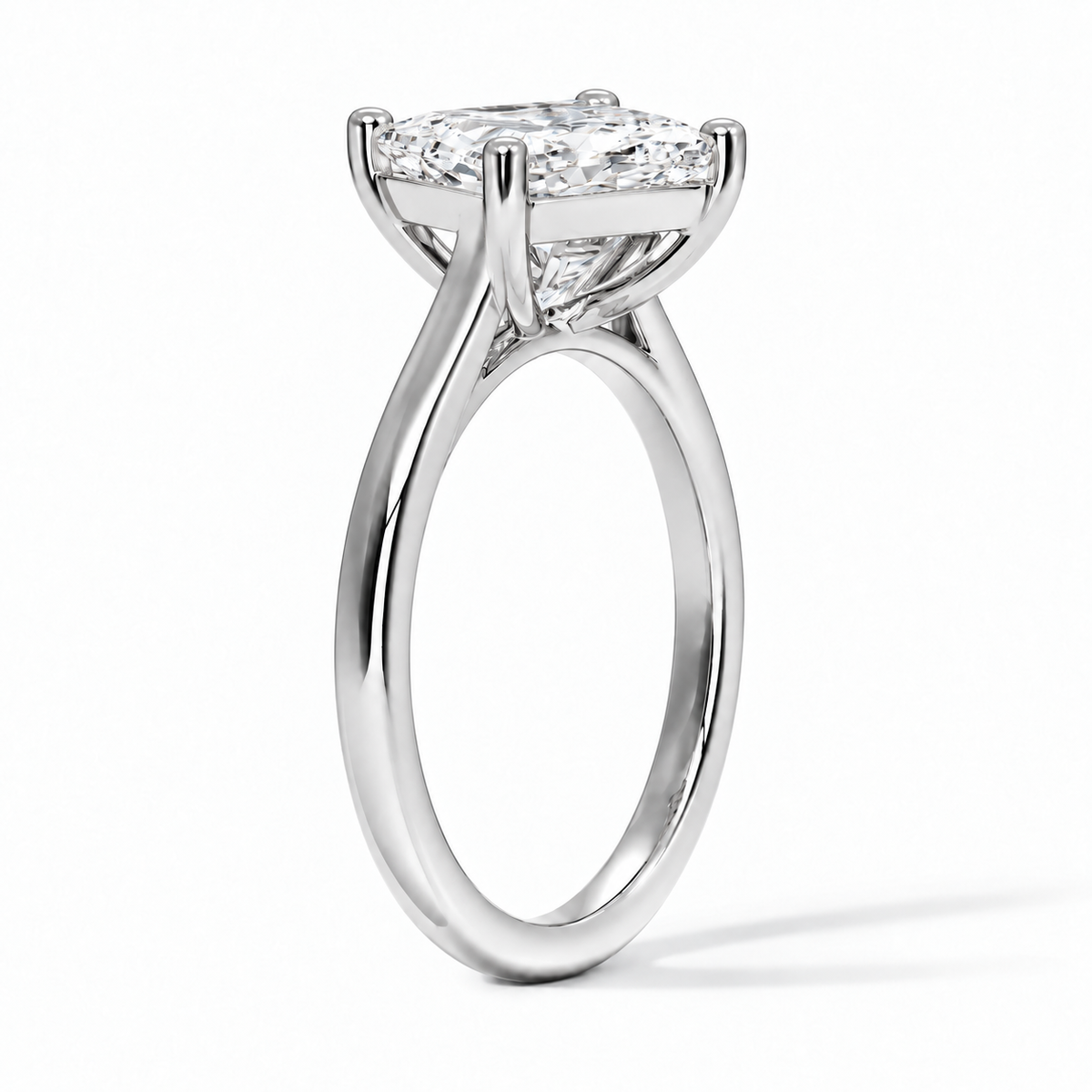 Seitenansicht: Princess-Cut Verlobungsring aus Weißgold mit Labordiamant und Cathedral-Fassung