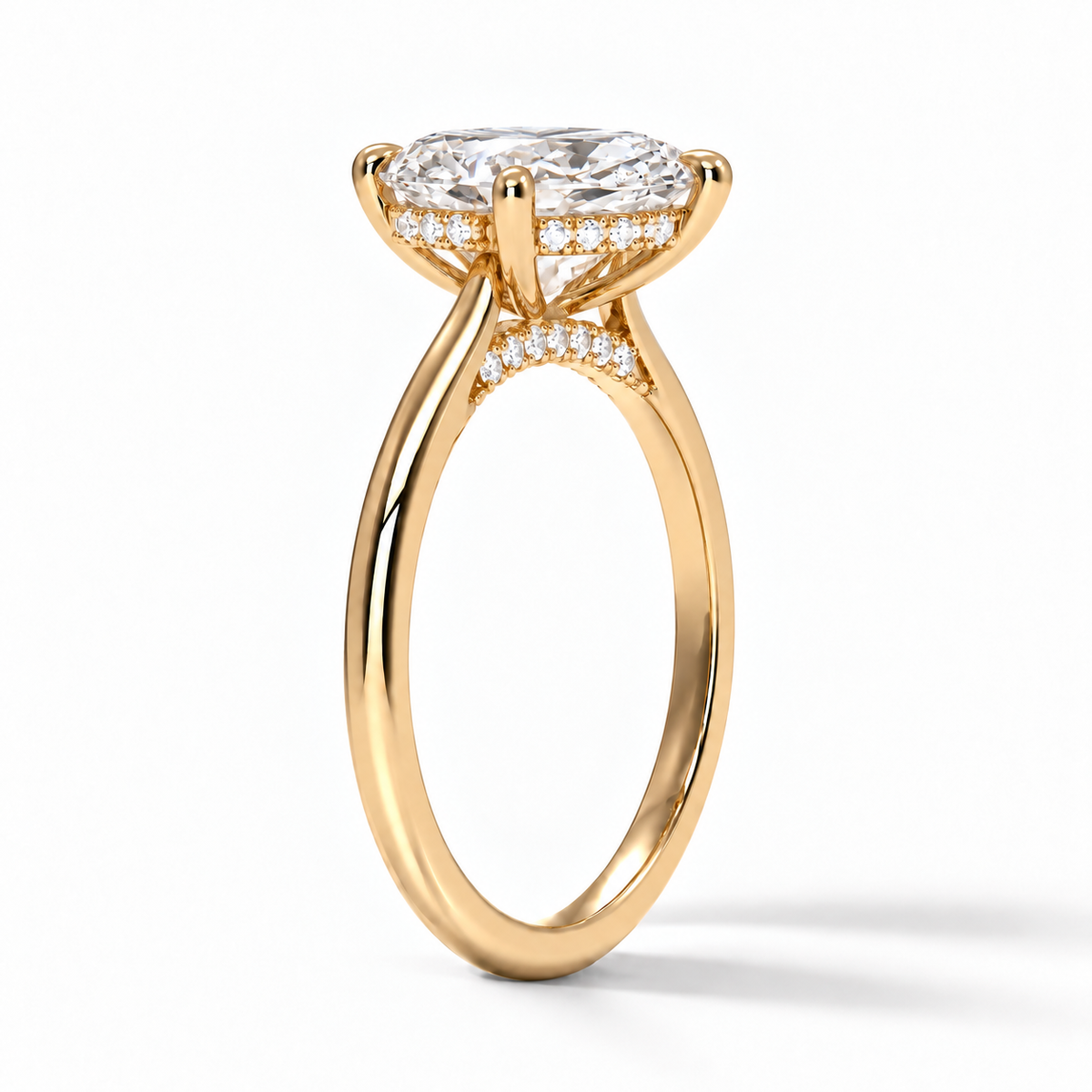 Seitenansicht: Cushion Verlobungsring aus Gelbgold mit Labordiamant und Hidden Halo und Cathedral-Fassung