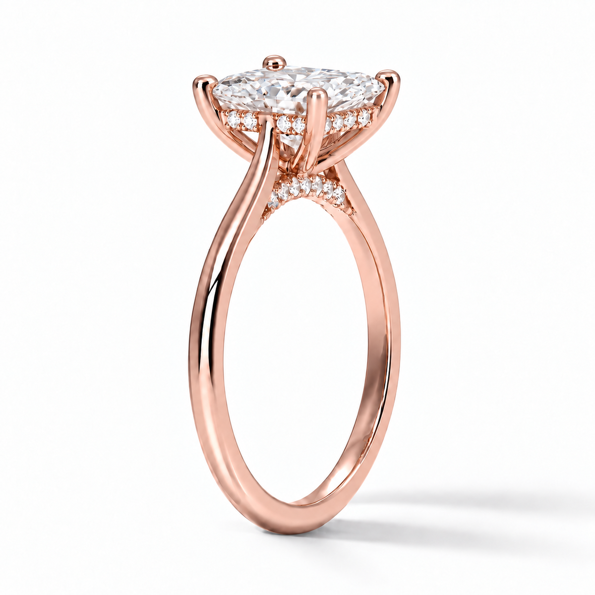 Seitenansicht: Princess-Cut Verlobungsring aus Roségold mit Labordiamant und Hidden Halo und Cathedral-Fassung