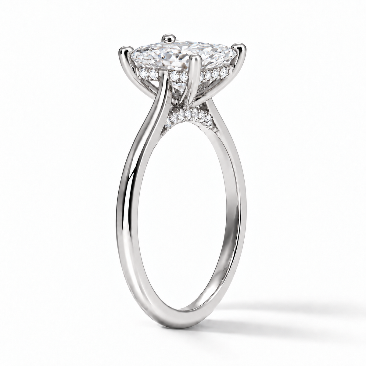 Seitenansicht: Princess-Cut Verlobungsring aus Weißgold mit Labordiamant und Hidden Halo und Cathedral-Fassung