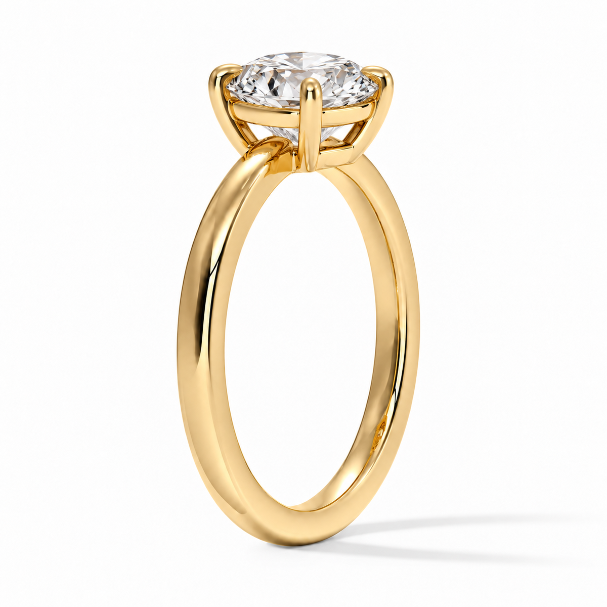 Seitenansicht: Runder Verlobungsring aus Gelbgold mit Labordiamant und flacher Fassung