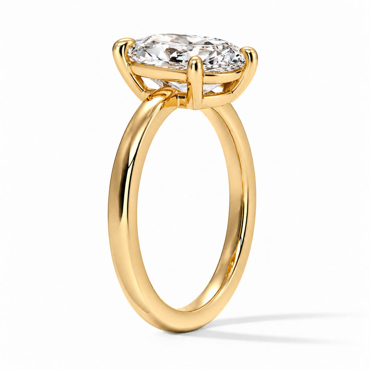 Seitenansicht: Ovaler Verlobungsring aus Gelbgold mit Labordiamant und flacher Fassung
