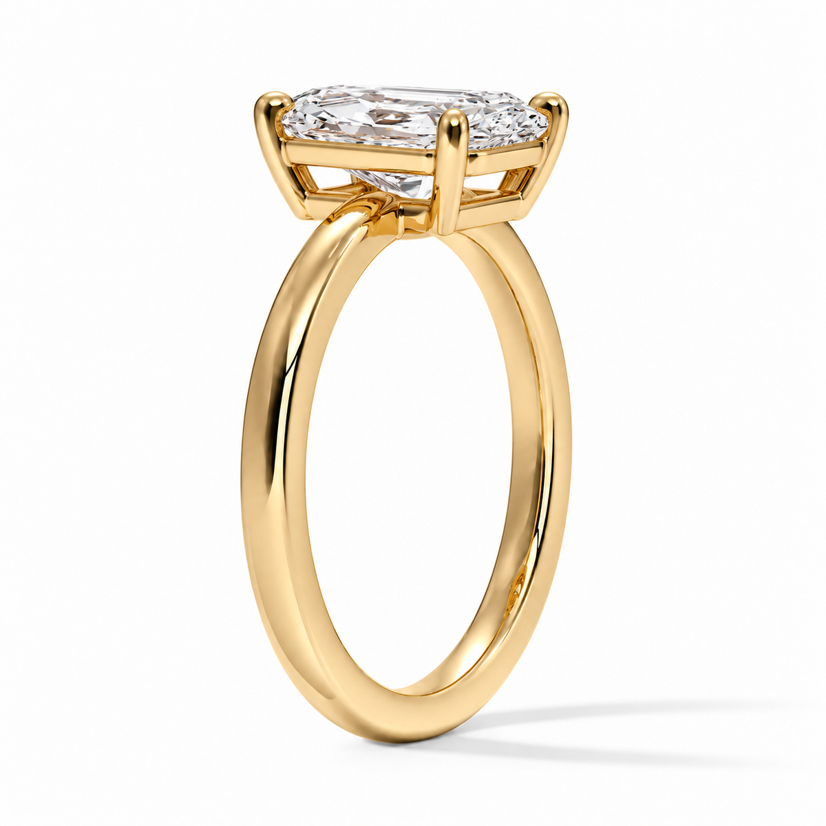Seitenansicht: Radiant Verlobungsring aus Gelbgold mit Labordiamant und flacher Fassung