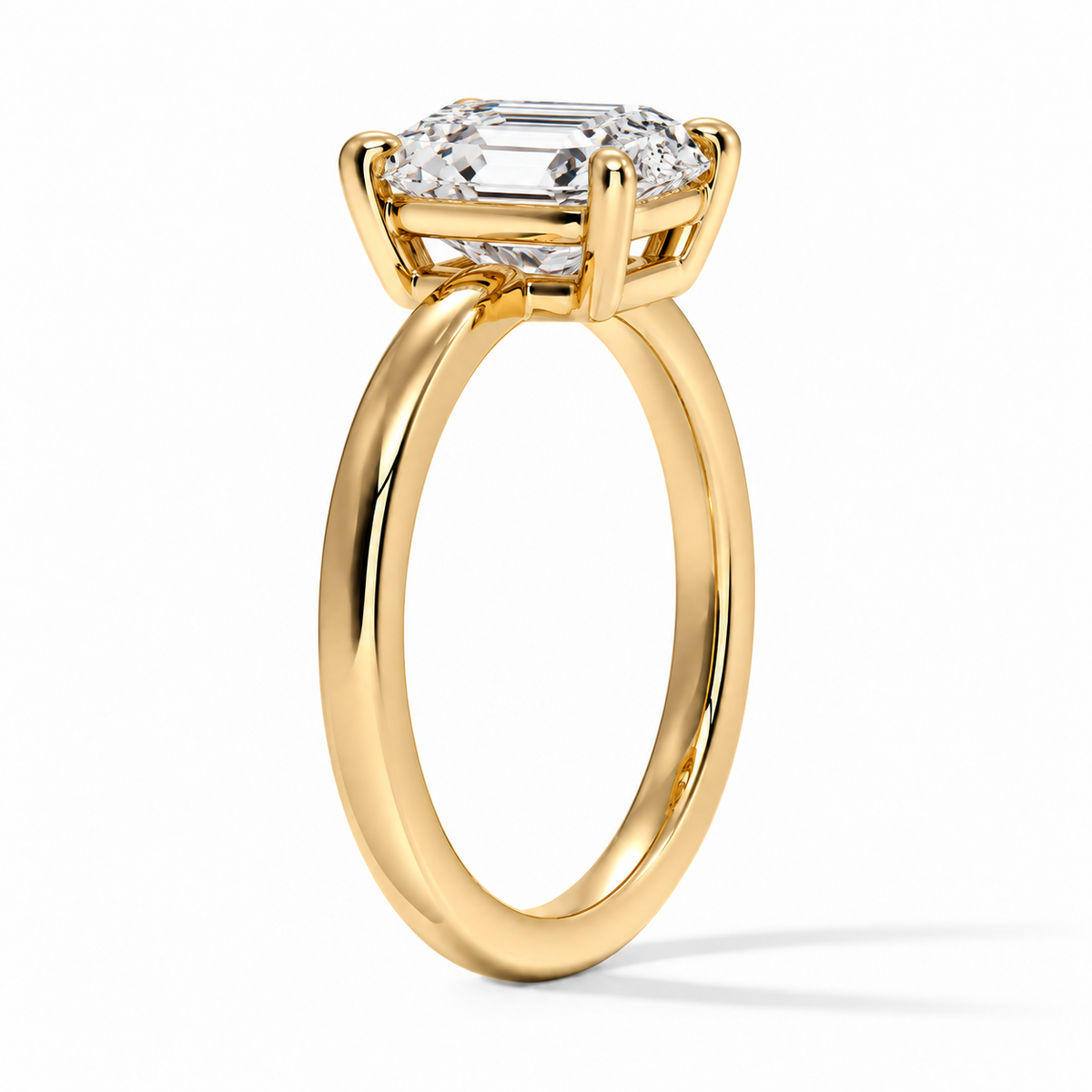 Seitenansicht: Asscher Verlobungsring aus Gelbgold mit Labordiamant und flacher Fassung