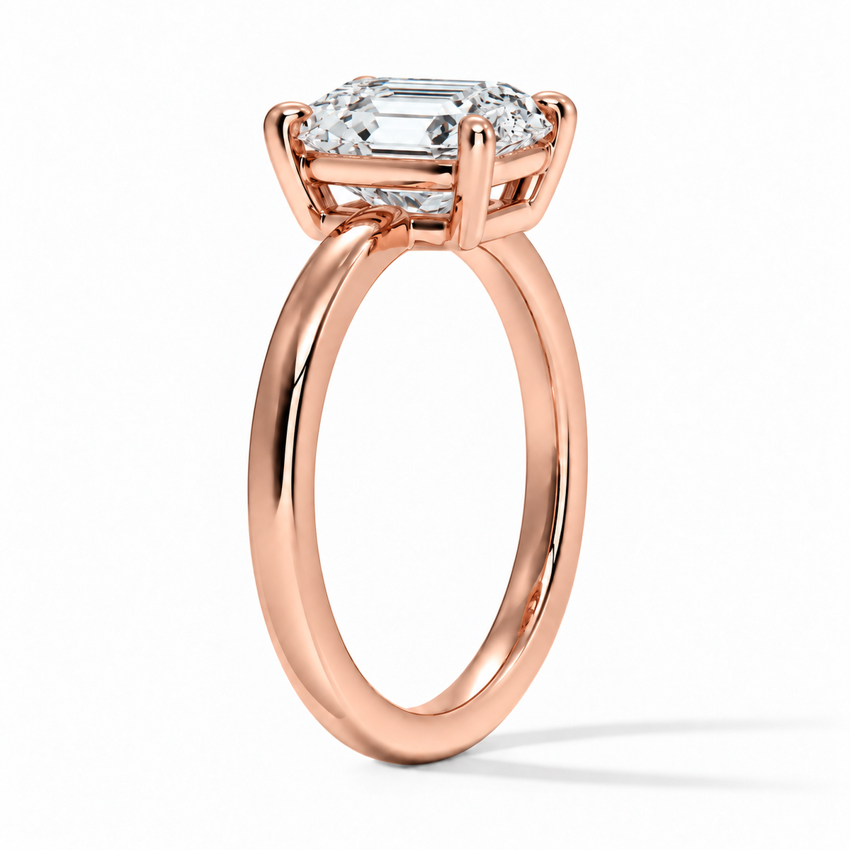 Seitenansicht: Asscher Verlobungsring aus Roségold mit Labordiamant und flacher Fassung