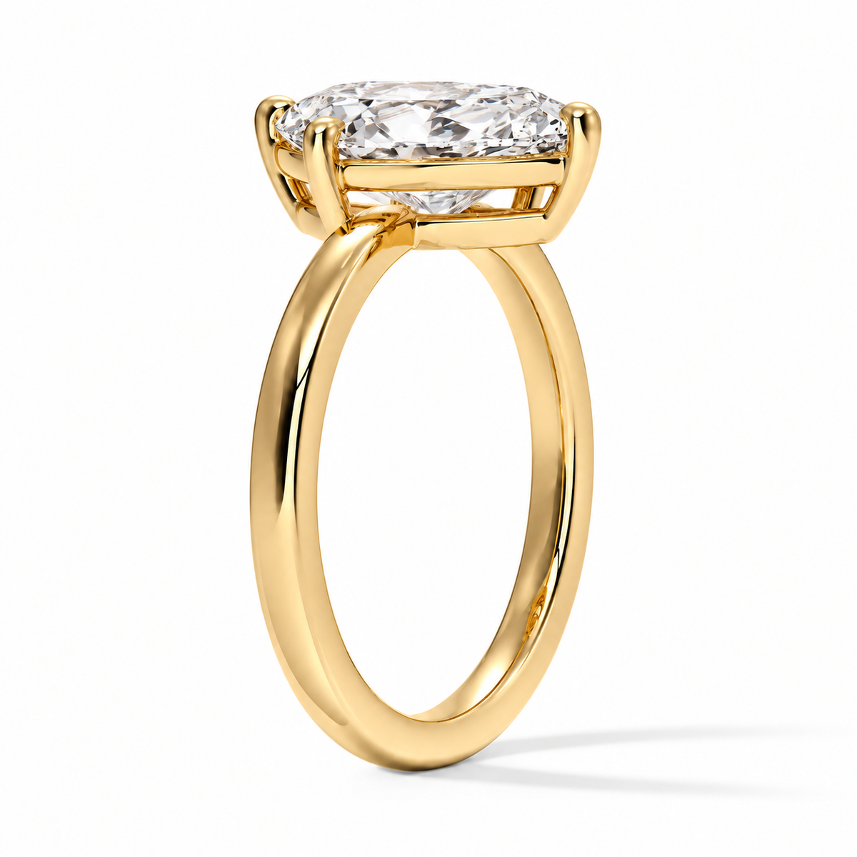 Seitenansicht: Cushion Verlobungsring aus Gelbgold mit Labordiamant und flacher Fassung