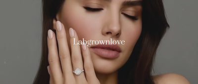 Header-Video: Frau trägt Labgrownlove Verlobungsring mit funkelndem Diamanten – luxuriös, nachhaltig und handgefertigt.