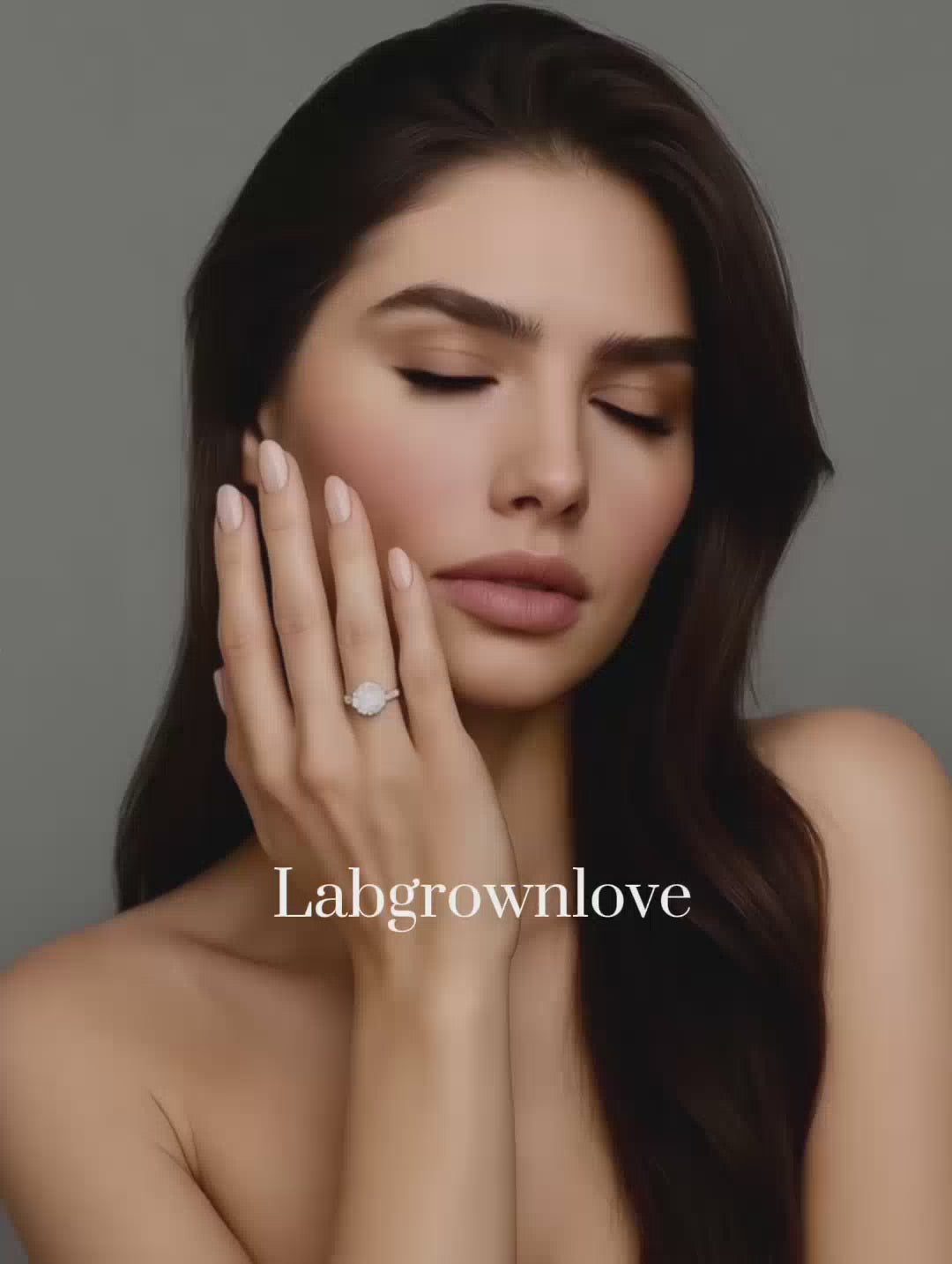 Model trägt funkelnden Diamantring am Finger, luxuriöser Verlobungsring von Labgrownlove